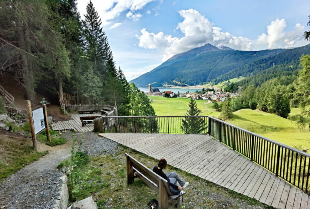 Blick von der Etschquelle auf Reschen und den Reschensee