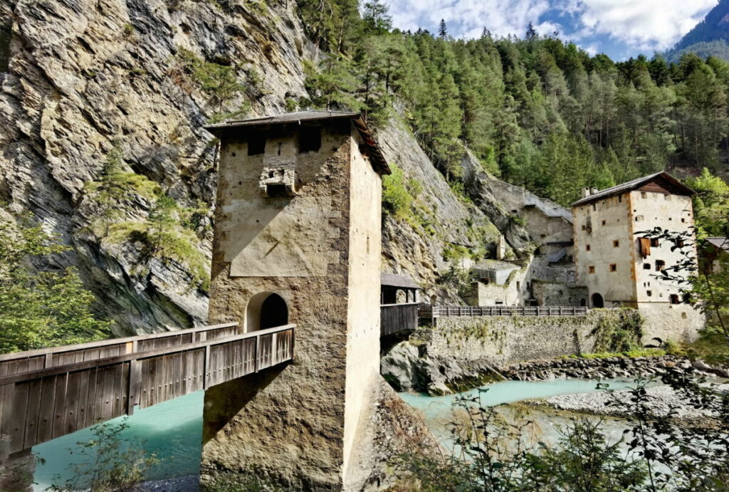 Sehenswert am Reschenpass - die große Burganlage Altfinstermünz 