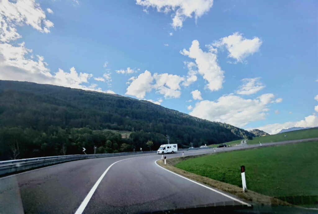 Vom Reschensee und Haidersee geht es in weiten Serpentinen den Berg hinunter