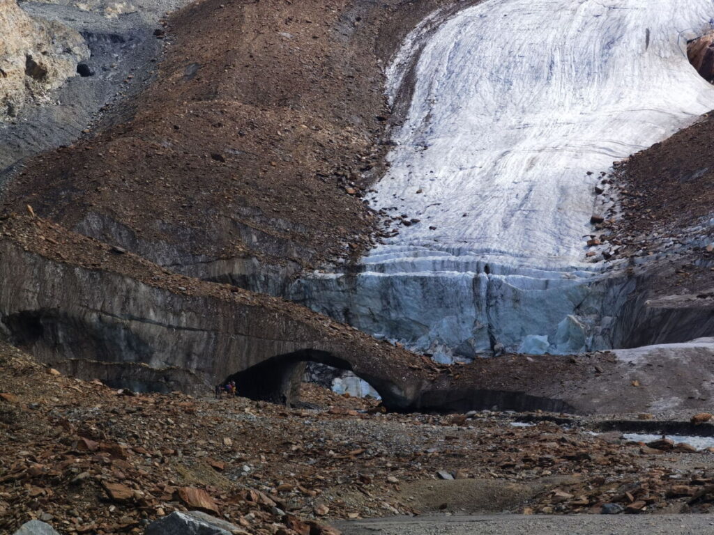 Beim Gletscher im Talschluß im Langtauferer Tal - siehst du bei der Gletscherbrücke links die Wanderer? Dann bekommst du ein Gefühl von den Größendimensionen