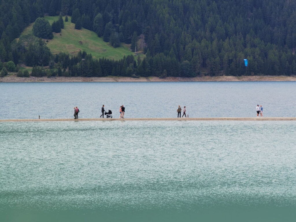 Bei Niedrigwasser kannst um den Reschensee Kirchturm spazieren - so schaut das vom Ufer aus