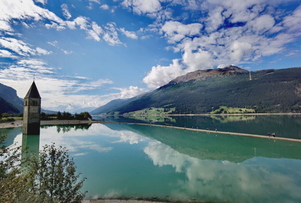 Der berühmte Kirchturm im See - rechts mit dem schmalen Weg durch den Reschensee