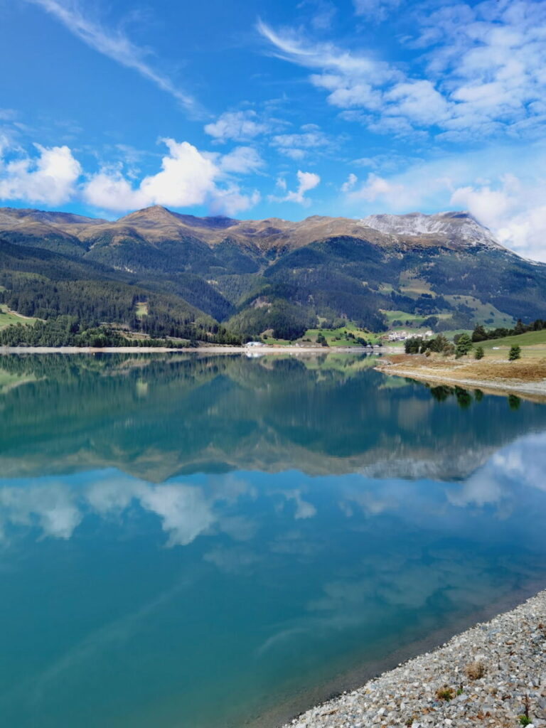 Il Lago di Resia in estate - con il bellissimo paesaggio dell'Alto Adige