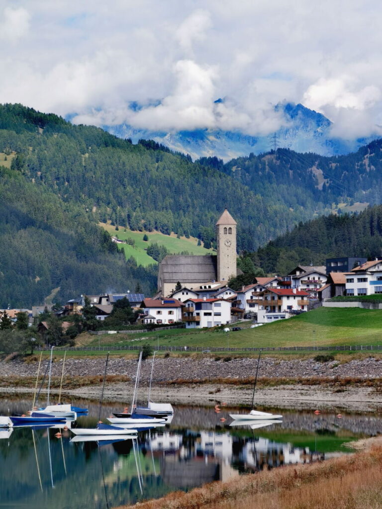 Blick auf den Ort Reschen