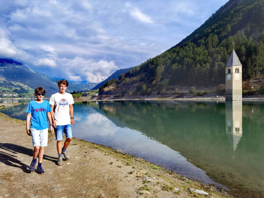 Auf dem Reschensee Rundweg kannst du einmal komplett um den See wandern